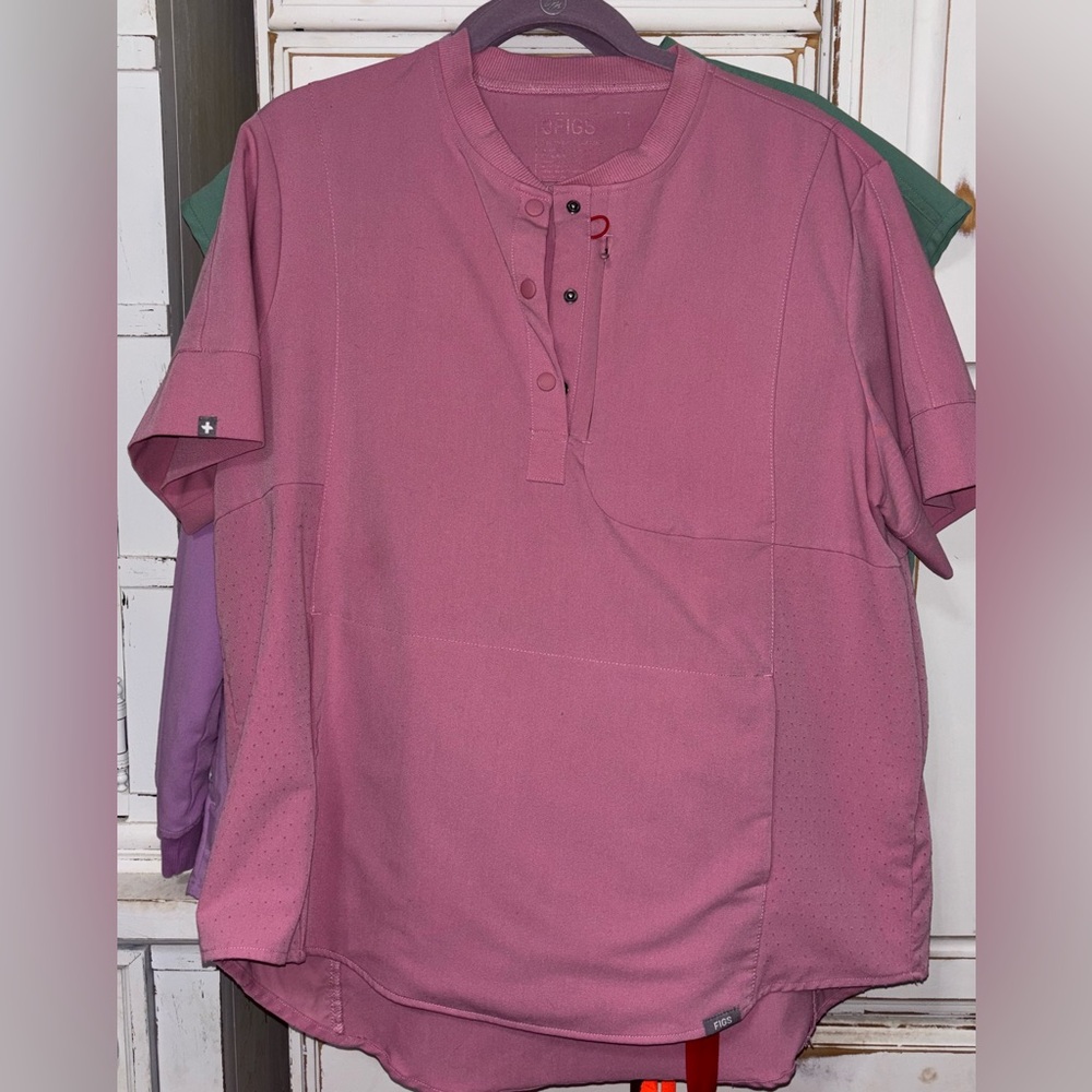 Figs Muave color scrub top. LG.